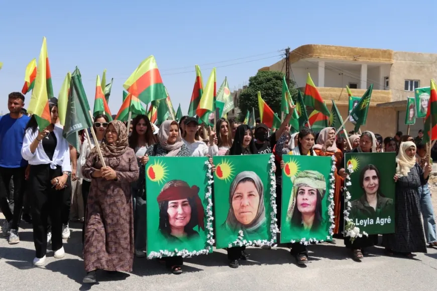 La población de Kobanê marcha para conmemorar las masacres de Helincê y Kobanê