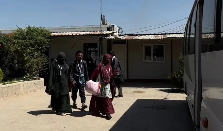 12 familias de miembros del ISIS abandonan el campamento de Roj