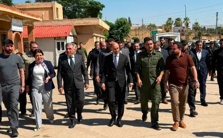 El gobernador de Hasaka y el jefe de la Autoridad General de Pasos Fronterizos y Aduanas inspeccionan el paso fronterizo de Nusaybin