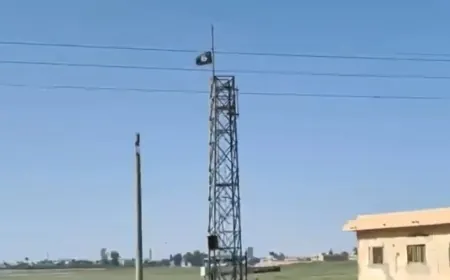 Aparecen una bandera del ISIS y grafitis pro el grupo en Al-Zubari, Deir ez-Zor