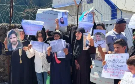 Familiares de detenidos se manifiestan frente a una base de la UNDOF en Quneitra