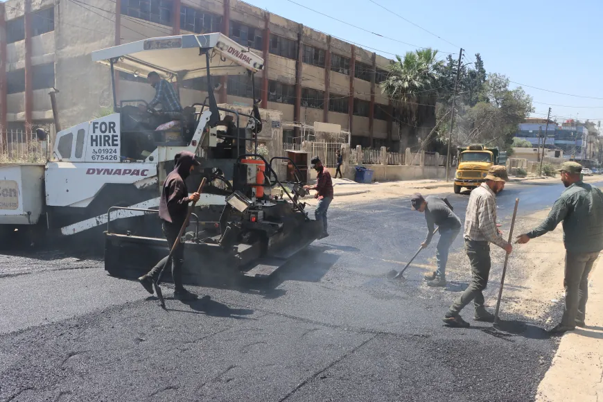 El Ayuntamiento Popular de Qamishlo completa el 50 % de las obras de asfaltado de las calles
