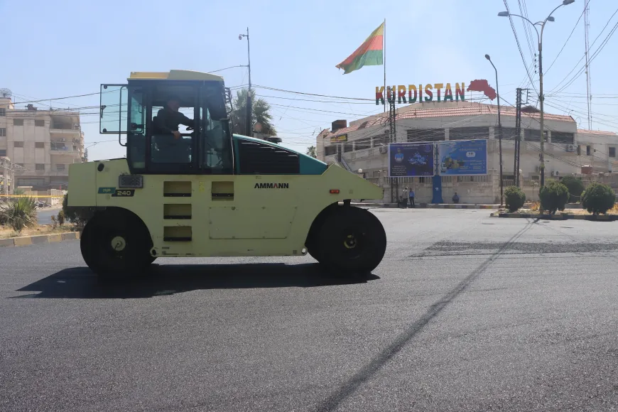 El Ayuntamiento Popular de Qamishlo completa el 50 % de las obras de asfaltado de las calles