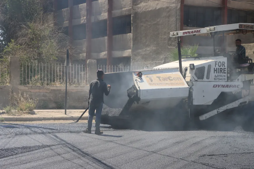 El Ayuntamiento Popular de Qamishlo completa el 50 % de las obras de asfaltado de las calles
