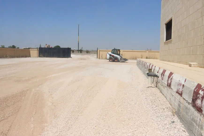 El Ayuntamiento de Qamishlo construye un nuevo aparcamiento para vehículos de servicio