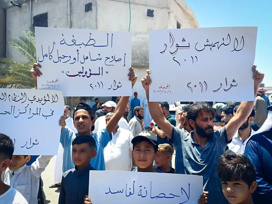 Los manifestantes en Tabqa exigen mejorar las condiciones de vida y la calidad de los servicios públicos