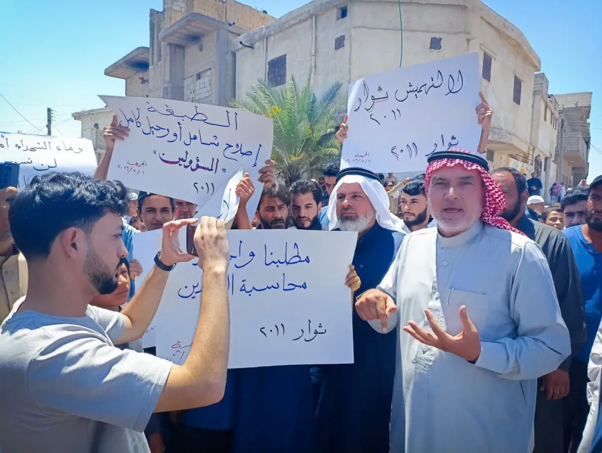 Los manifestantes en Tabqa exigen mejorar las condiciones de vida y la calidad de los servicios públicos