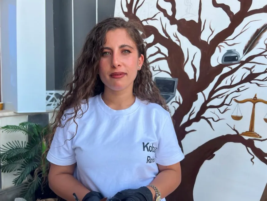 Jóvenes de Kobanê pintan el nombre de la ciudad en un mural artístico