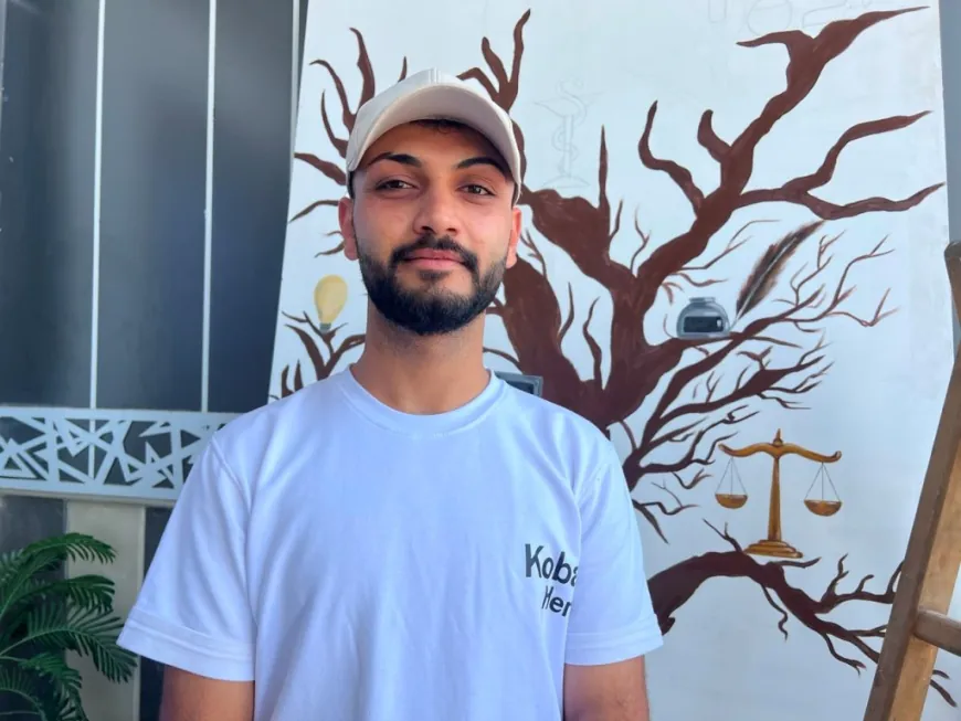 Jóvenes de Kobanê pintan el nombre de la ciudad en un mural artístico