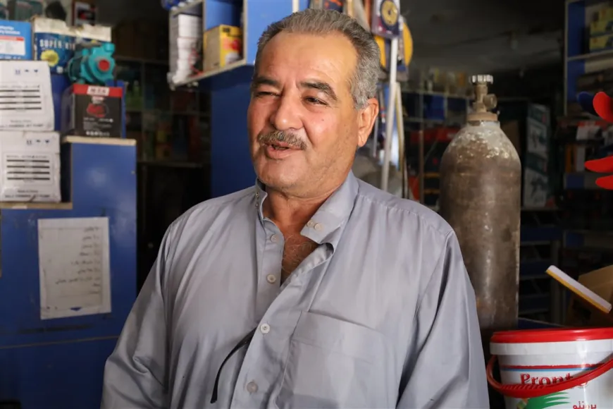 Los letreros de las tiendas kurdas reflejan la diversidad de Hasakah