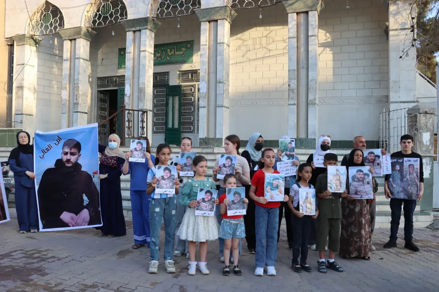 Familiares de detenidos exigen en Qamishlo la liberación de sus hijos