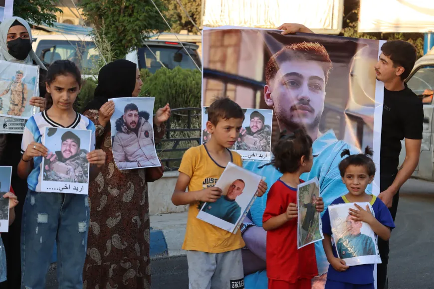 Familiares de detenidos exigen en Qamishlo la liberación de sus hijos
