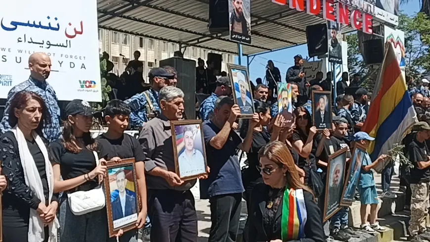 Suweyda conmemora a las víctimas de los sucesos de julio y exige conocer el destino de los desaparecidos
