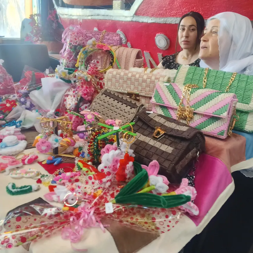 Mujeres exhiben sus productos artesanales en una exposición en Suweyda