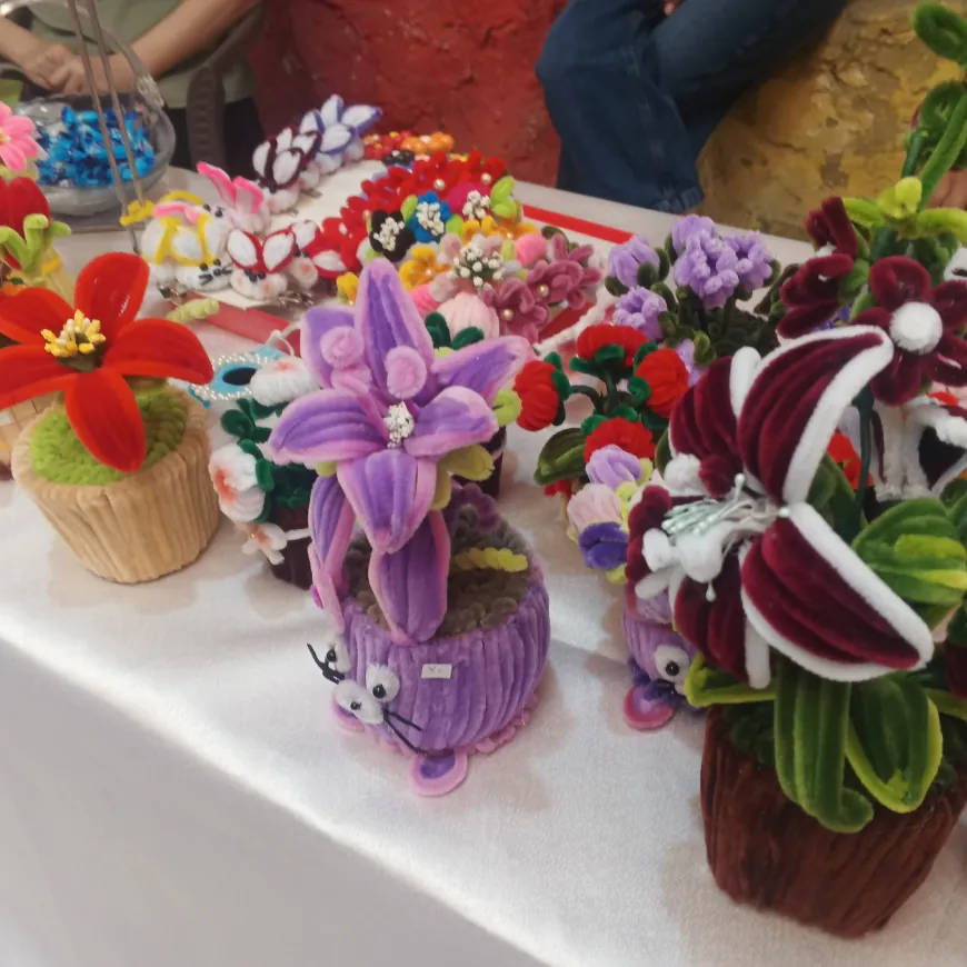 Mujeres exhiben sus productos artesanales en una exposición en Suweyda