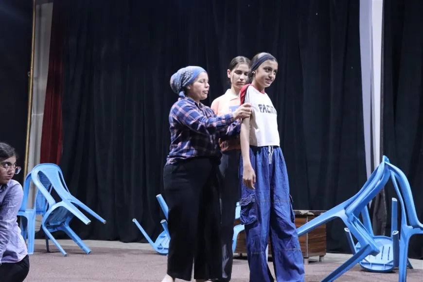 Una directora de teatro rompe el silencio social a través del escenario