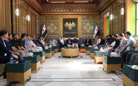 El gobernador de Hasaka aborda con una delegación de residentes los preparativos para el retorno a sus hogares