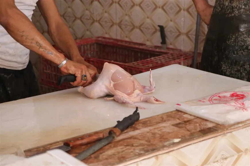 El elevado precio del pollo afecta a los consumidores en Hasaka