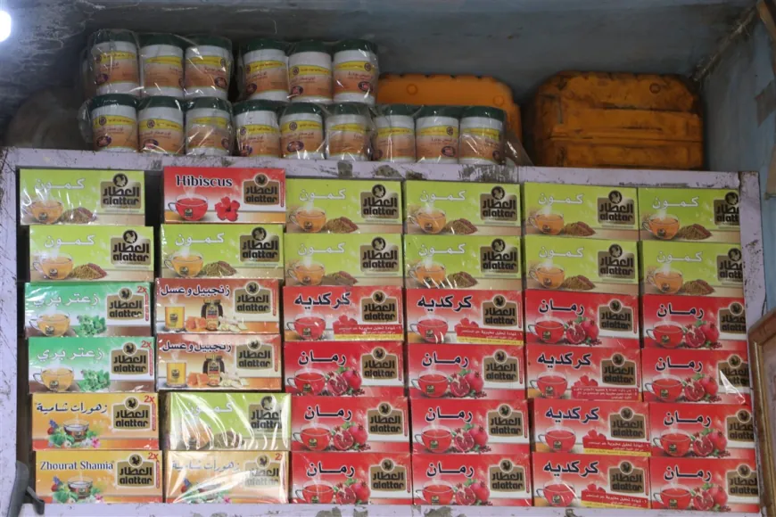 Un herbolario trata enfermedades con medicina natural