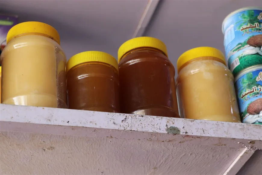 Un herbolario trata enfermedades con medicina natural