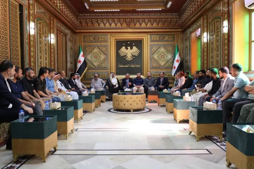 El gobernador de Hasaka aborda con una delegación de residentes los preparativos para el retorno a sus hogares
