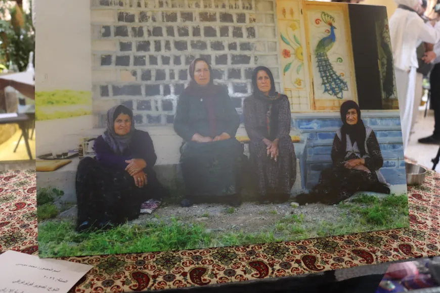 Las mujeres yazidíes documentan su cultura a través de la exposición "Archivo de la Comunidad Yazidí"