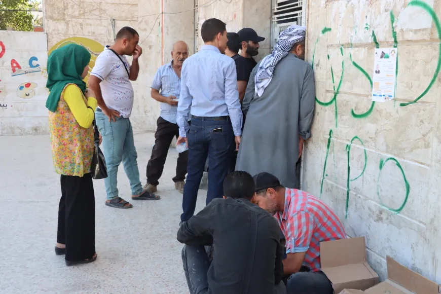 La falta de nuevos billetes provoca largas esperas para cambiar dinero en Qamishlo
