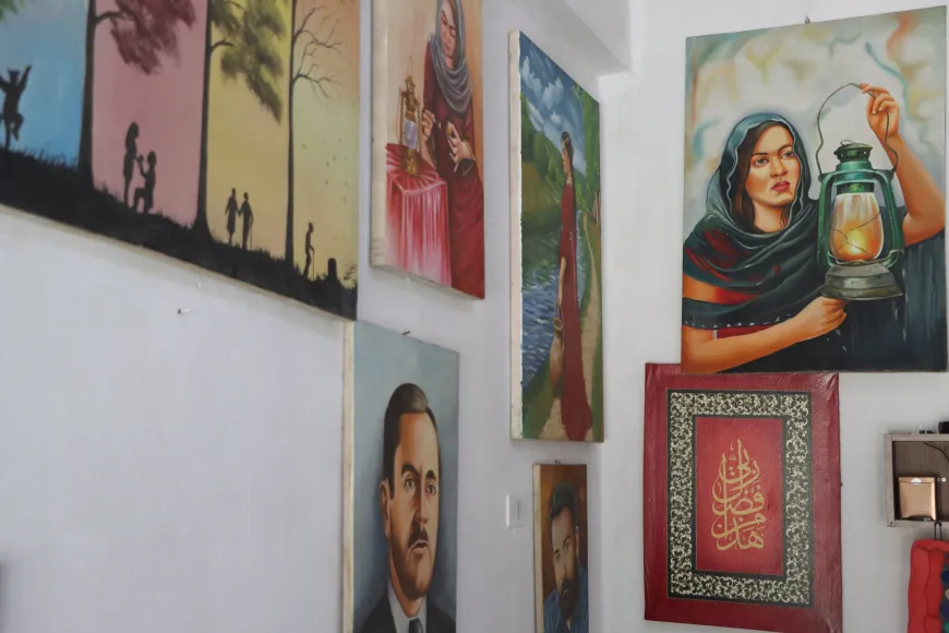 Un pintor de Qamishlo lleva la cultura y el folclore kurdos a sus cuadros