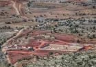 Las fuerzas israelíes establecen un puesto de control en Quneitra después de bombardear Daraa