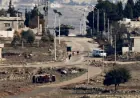 Las fuerzas israelíes establecen un puesto de control y restringen el movimiento de transeúntes en la campiña de Daraa