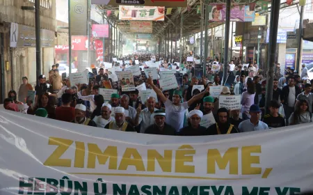 Miles de personas protestan en Kobanê en defensa de la educación en kurdo