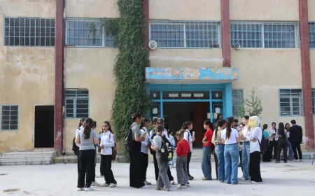 Estudiantes de Kobani se niegan a asistir a la escuela en protesta contra la decisión del Ministerio de Educación