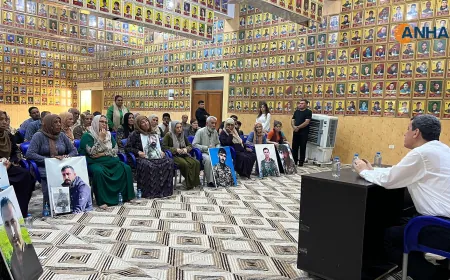 Mazlûm Ebdî se reúne con familiares de personas detenidas, desaparecidas y de mártires