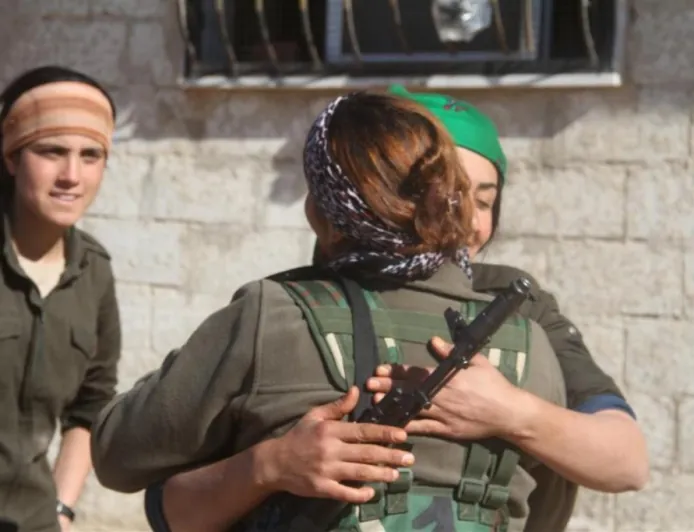 Resiliencia inquebrantable: historia de las mujeres de Kobani en la confrontació...