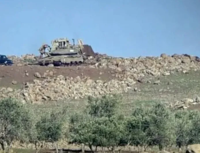 El bombardeo israelí tiene como objetivo el bosque de Bir Ajam en el campo de Qu...