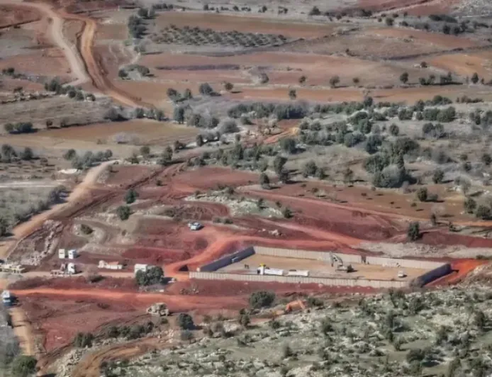 Las fuerzas israelíes establecen un puesto de control en Quneitra después de bom...