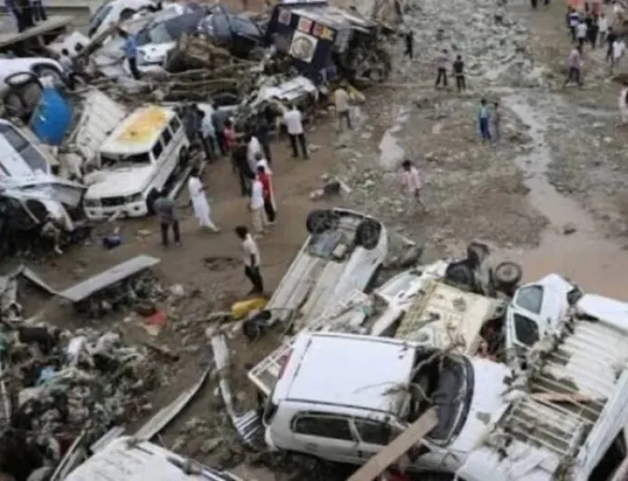 Más de 100 personas mueren por las inundaciones en India y Nepal