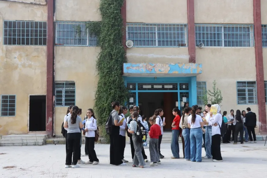 Estudiantes de Kobani se niegan a asistir a la escuela en protesta contra la decisión del Ministerio de Educación