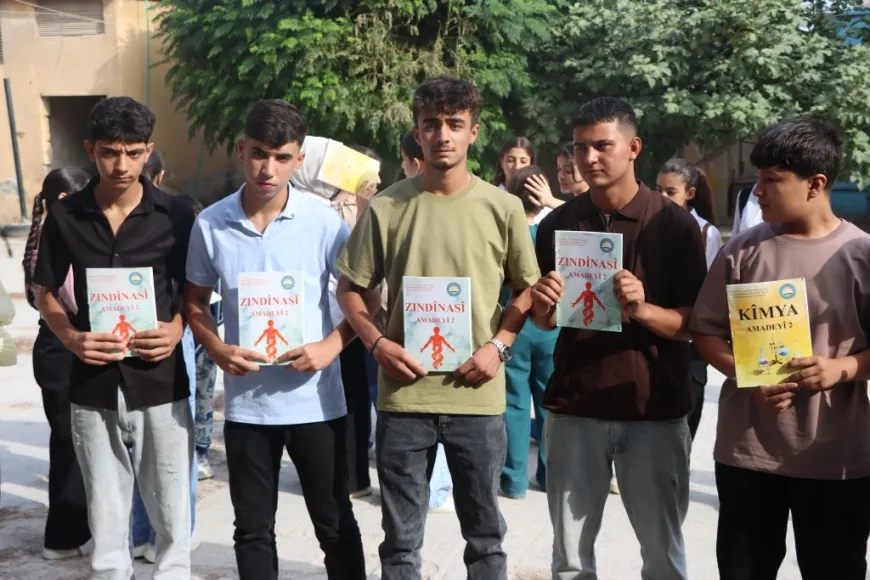 Estudiantes de Kobani se niegan a asistir a la escuela en protesta contra la decisión del Ministerio de Educación
