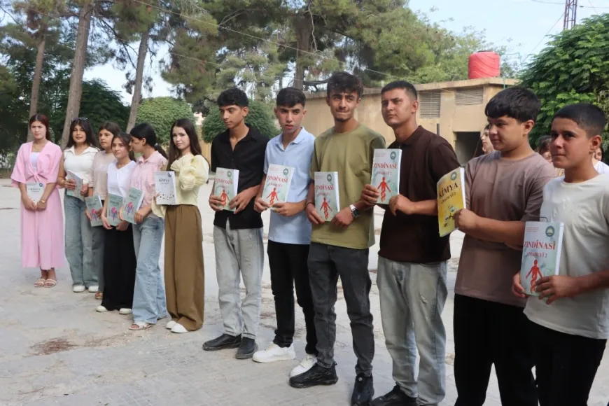 Estudiantes de Kobani se niegan a asistir a la escuela en protesta contra la decisión del Ministerio de Educación