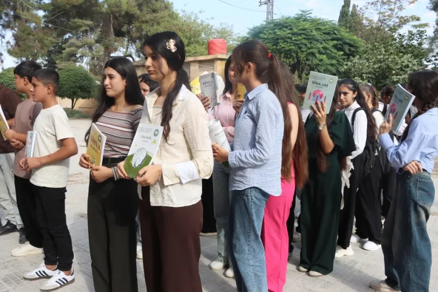 Estudiantes de Kobani se niegan a asistir a la escuela en protesta contra la decisión del Ministerio de Educación