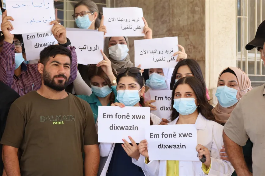 Los trabajadores de la salud protestan por el retraso del salario de tres meses