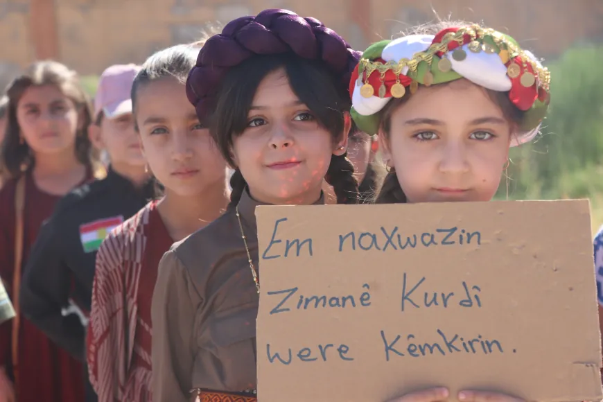 Los residentes y estudiantes de Garkê Legê y Tel Koçer exigen el kurdo como idioma oficial