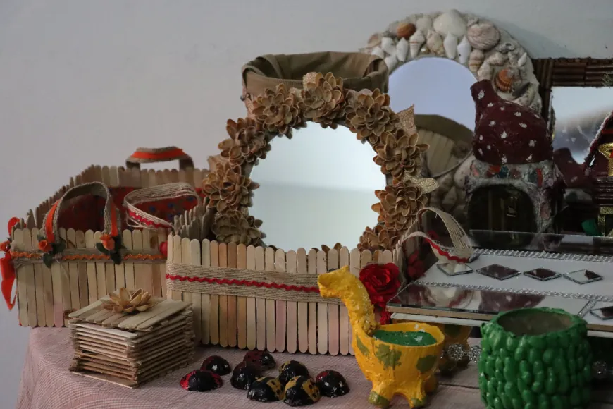 Inspiradora historia de éxito de una mujer que convirtió su afición al reciclaje en obras de arte únicas