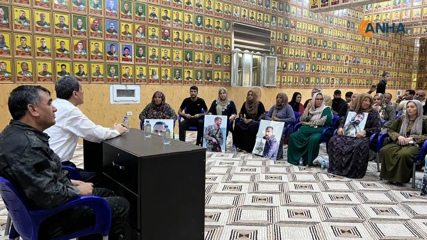 Mazlûm Ebdî se reúne con familiares de personas detenidas, desaparecidas y de mártires