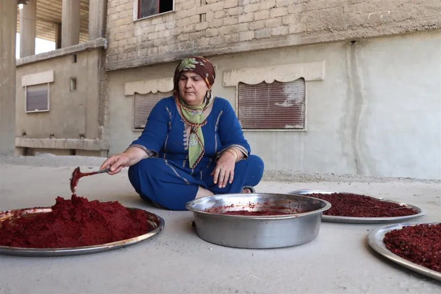 Las mujeres de Dêrik continúan con la tradicional preparación de alimentos para el invierno