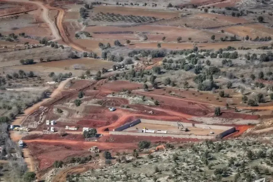 Las fuerzas israelíes establecen un puesto de control en Quneitra después de bombardear Daraa