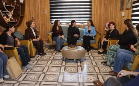Una delegación de Bakur visita organizaciones e instituciones de mujeres