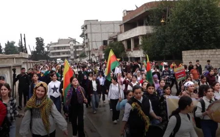 Los estudiantes de Derik protestan por la decisión de limitar las clases de idioma kurdo
