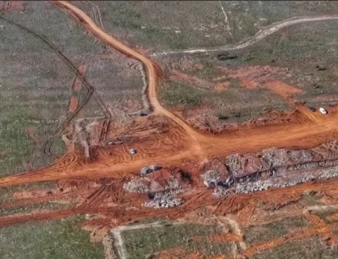 Israel reanuda los trabajos de excavación cerca de la aldea de al-Asha en el cam...